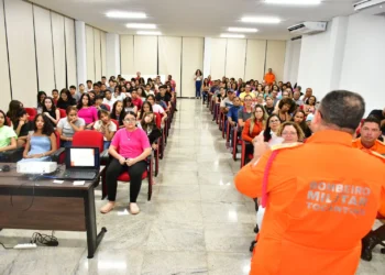 O comandante-geral coronel Ornelas dá boas-vindas aos novos inscritos no PROEBOM