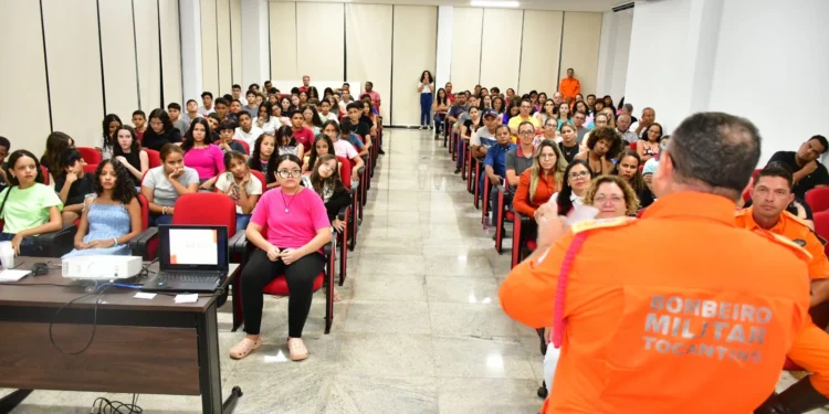 O comandante-geral coronel Ornelas dá boas-vindas aos novos inscritos no PROEBOM