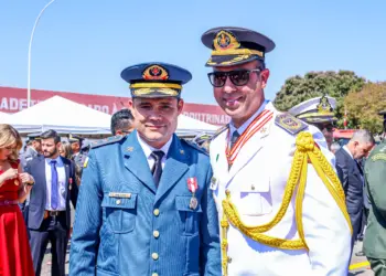 O tenente-coronel Nilton Rodrigues (CBMTO) e o coronel Barcellos, do alto comando do CBMDF na entrega da Comenda
