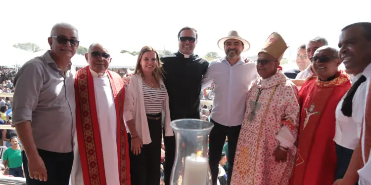 Em Natividade, Claudia Lelis participa da tradicional missa em homenagem ao Senhor do Bonfim