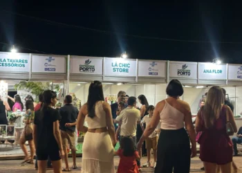 Aberta oficialmente na noite desta sexta-feira, 16, a 2° edição da feira de negócios de Porto Nacional, a Empreende Porto, atraiu comerciantes, expositores e um público disposto a aproveitar todas as potencialidades econômicas da cidade. O evento, que ocorreu na Orla Beira Rio, é uma realização do Sebrae, em parceria com a Prefeitura Municipal de Porto Nacional, por meio da Secretaria de Desenvolvimento Econômico e Empreendedorismo. A feira de negócios faz parte do programa Cidade Empreendedora, que promove ações para criar um ambiente propício para o desenvolvimento econômico dos pequenos negócios. O evento teve como proposta fornecer uma plataforma exclusiva para empresários locais exibirem seus produtos e serviços, proporcionando um ambiente para networking, aprendizado e troca de experiências. Milena Lima, gerente do Sebrae, destacou que as feiras desta natureza são importantes para mostrar a força do pequeno negócio. "A cidade de Porto nacional é reconhecida como uma cidade polo por oferecer os melhores produtos a serem comercializados. Então, nossos comerciantes, com apoio do Sebrae, têm se fortalecido para que eles possam empreender com sucesso", afirma. A gestora ainda relata que aproximadamente 20 empresários exploraram seus produtos na Empreende Porto. Ela enfatiza que o evento destacou a diversidade dos empreendimentos locais, abrangendo várias áreas de atuação. "A feira é uma a oportunidade para os pequenos negócios mostrarem seus produtos e serviços. O empreende Porto também possibilitou conexões valiosas entre os empresários, fornecedores e a comunidade em geral", pontua. Laila Tavares, proprietária de uma loja de bijuterias há dois anos em Porto Nacional, conta que expor na feira é uma maneira também de apresentar seus produtos às novas clientes. "Ano passado comercializei mais de R$ 8 mil na Empreende Porto e neste ano, o meu desejo é prospectar novas pessoas para meu estabelecimento. Minhas peças têm preços muitos bons e acredito que isso atraia bastante o consumidor", aposta. Silvinha Brito uma das lojistas pioneiras da cidade no setor de confecções, também expositora, relata que as expectativas da feira são ótimas, segundo ela, isso foi possível graças à parceria com o Sebrae. "O Sebrae me fez esse convite e eu aceitei porque é uma forma de expor e divulgar meus produtos. Oferecemos descontos das compras à vista e damos uma ótima condição de parcelamento e isso, claro, chama á atenção dos visitantes", finaliza. (Assessoria de Imprensa do Sebrae Tocantins)