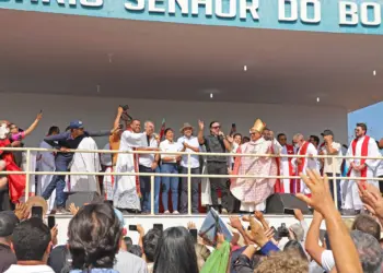 Governador Wanderlei Barbosa e a primeira-dama Karynne Sotero durante a Missa Campal, no Santuário do Senhor do Bonfim