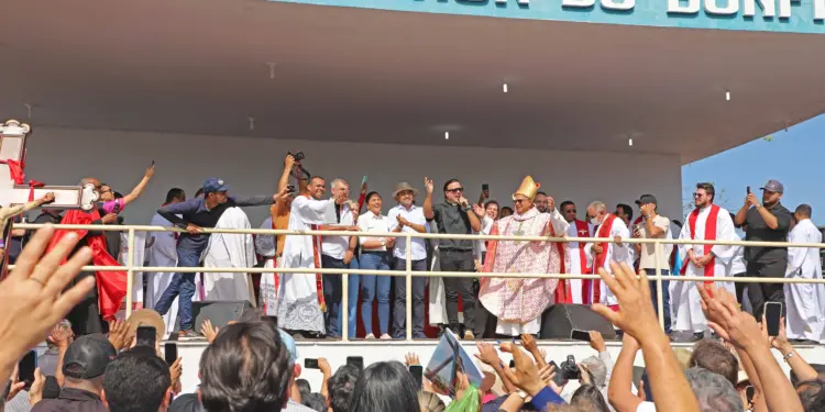 Governador Wanderlei Barbosa e a primeira-dama Karynne Sotero durante a Missa Campal, no Santuário do Senhor do Bonfim