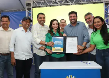 Governador Wanderlei Barbosa e a representante da Caixa assinaram o convênio para construção da escola de tempo integral padrão em Palmas e Gurupi.