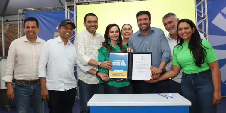 Governador Wanderlei Barbosa e a representante da Caixa assinaram o convênio para construção da escola de tempo integral padrão em Palmas e Gurupi.