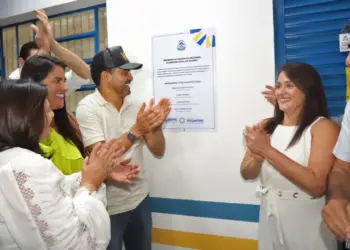 Governador Wanderlei Barbosa e autoridades durante a entrega da reforma da Adapec de Araguaína