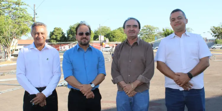 Secretário Carlos Humberto visita montagem da 14ª Feneva Tech, em Paraíso