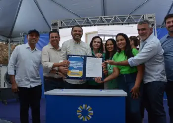 Governador Wanderlei Barbosa e o titular da Seduc, Fábio Vaz, assinam o convênio com o FNDE para a construção de uma escola de tempo integral em Palmas e outra em Gurupi