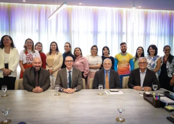 Da esquerda para a direita: o secretário-executivo da Seduc, Éder Martins, o embaixador da Áustria Stefan Scholz, o secretário da Cultura Tião Pinheiro e o secretário do Turismo Hercy Filho, acompanhados de equipe das pastas