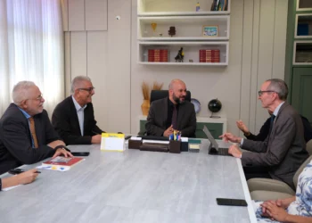 Secretário-executivo da Seduc, Edinho Fernandes (ao centro), recebeu o Embaixador da Áustria, Dr. Stefan Scholz (à direita), juntamente com os secretários de estado do Turismo, Hercy Filho (à esquerda), e da Cultura, Sebastião Pinheiro (também à esquerda) – Foto: Gil Nunes/Governo do Tocantins