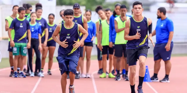 O tocantinense Hentony Santos (à direita) é uma das promessas do atletismo brasileiro Sub- 23 (Crédito Ascom CPB)
