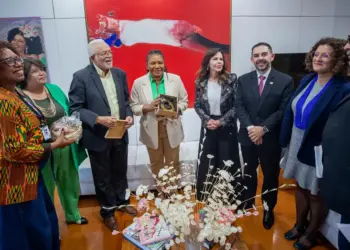 O secretário Tião Pinheiro presenteia a ministra Margareth Menezes com peças do artesanato do Tocantins