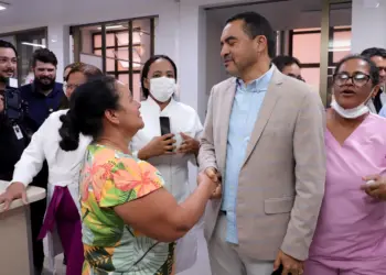 Governador cumprimenta pacientes ao visitar áreas renovadas e ampliadas do HGP