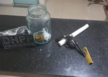Arma e entorpecente apreendidos com o indivíduo - Divulgação PC-TO