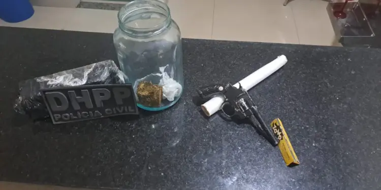 Arma e entorpecente apreendidos com o indivíduo - Divulgação PC-TO