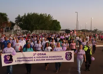 Caminhada reuniu centenas de participantes, incluindo mulheres, representantes das forças policiais, membros da comunidade e apoiadores da causa - Larissa Mendes / Governo do Tocantins