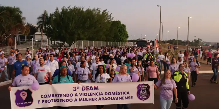 2ª Caminhada Agosto Lilás de combate a violência contra a mulher reúne centenas de pessoas em Araguaína