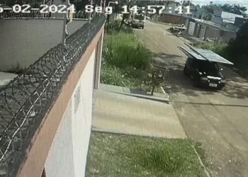 Portões eram retirados das casas em construção e levados no teto do SUV - Divulgação PC-TO