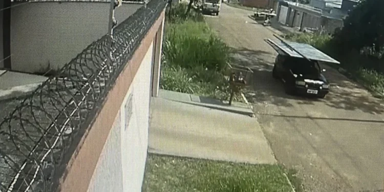 Portões eram retirados das casas em construção e levados no teto do SUV - Divulgação PC-TO