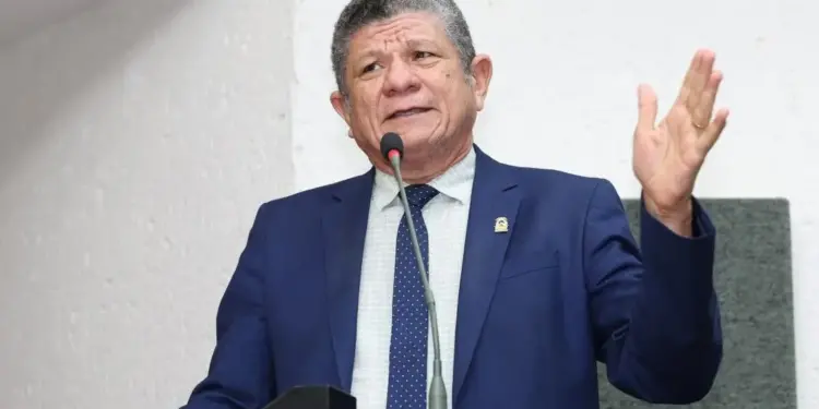 Após ter pré-candidatura frustrada por problemas de saúde, Ivory de Lira assume Secretaria das Cidades, pasta que era de indicação de Laurez