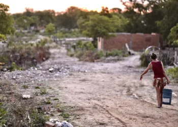 A dona de casa Jane Reis da Silva sofre com falta de água no Setor Sul e reclama do descaso da Prefeitura com os moradores