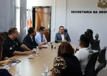 Familiares da jovem foram recebidos pelo secretário Wlademir Mota Oliveira, delegado-geral Claudemir Luiz Ferreira e delegados que estão à frente do caso - Vania Machado/Governo do Tocantins