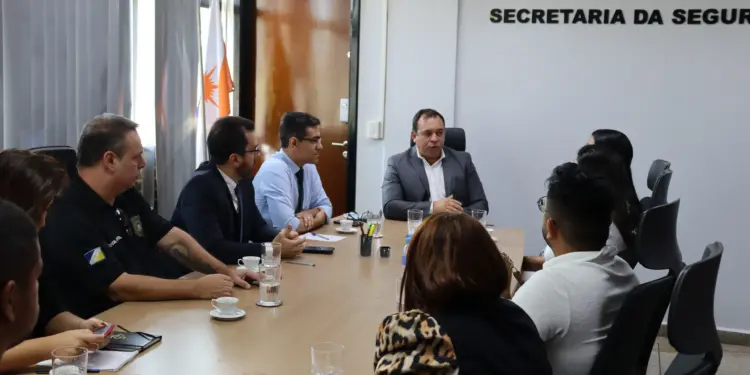 Familiares da jovem foram recebidos pelo secretário Wlademir Mota Oliveira, delegado-geral Claudemir Luiz Ferreira e delegados que estão à frente do caso - Vania Machado/Governo do Tocantins