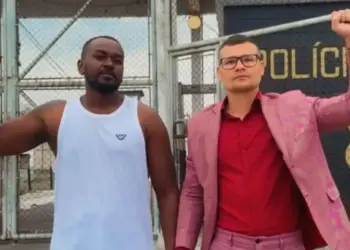 Everton Rodrigues da Silva livre ao lado do seu advogado. Reprodução/ Redes Sociais