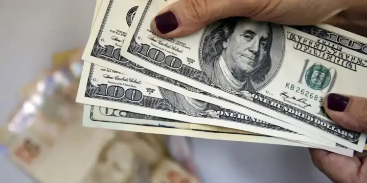 Real é moeda que mais desvaloriza no ano e impacto é sentido na inflação, apontam especialistas