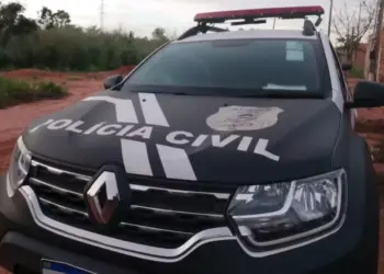 Homem é assassinado e mulher fica ferida após tiroteio em casa