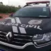 Homem é assassinado e mulher fica ferida após tiroteio em casa