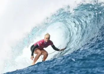 Tati Weston-Webb segue na disputa do surfe William Lucas/COB