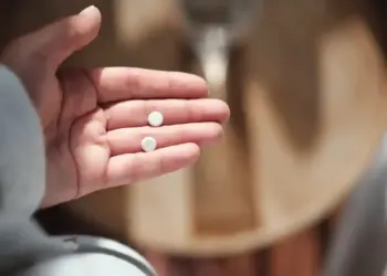 Estudo publicado no JAMA Oncology mostrou que o uso regular de aspirina pode ajudar a reduzir o risco de câncer colorretal
MementoJpeg/GettyImages