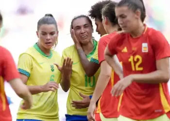 Marta é consolada por Yaya e Tamires após expulsão no duelo com a Espanha Juan Manuel Serrano Arce/Getty Images