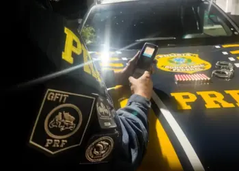 Homem é preso por porte ilegal de munições após ser encontrado embriagado em carro na BR-010