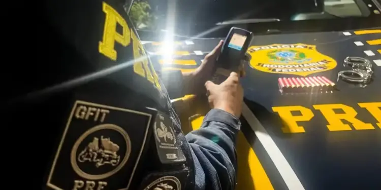 Homem é preso por porte ilegal de munições após ser encontrado embriagado em carro na BR-010