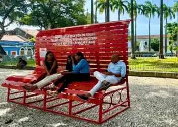 Banco vermelho em tamanho gigante, instalado em praça no Recife Reprodução/Instituto Banco Vermelho