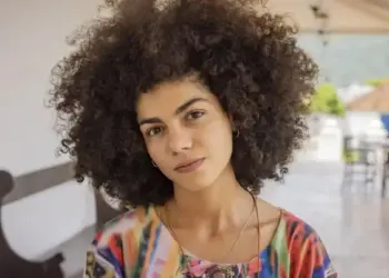 Zinha (Samantha Jones) desistirá de Joana (Alice Carvalho) em "Renascer".
Globo/Fábio Rocha