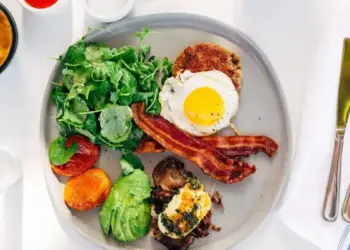 Dieta cetogênica é baseada no baixo consumo de carboidratos e no alto teor de gorduras
Alexander Spatari/GettyImages