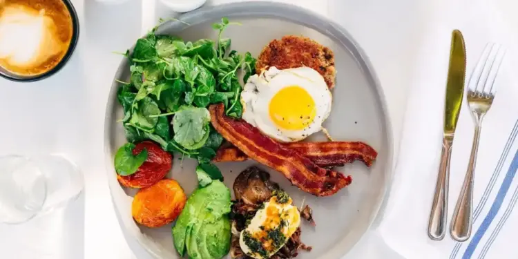 Dieta cetogênica ajuda a perder peso, mas pode elevar o colesterol, diz estudo