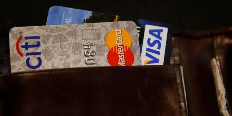 Inadimplência em cartões cai no 1º semestre para 7,7%, aponta Abecs