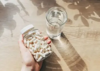 Suplementos de vitaminas e minerais estão amplamente disponíveis; saiba quais são essenciais e quando é o momento certo de tomá-los
Kseniya Ovchinnikova/Getty Images