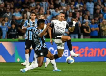 Grêmio e Corinthians fizeram jogo de muita disputa no Couto Pereira EDUARDO SOMER/PERA PHOTO PRESS/ESTADÃO CONTEÚDO
