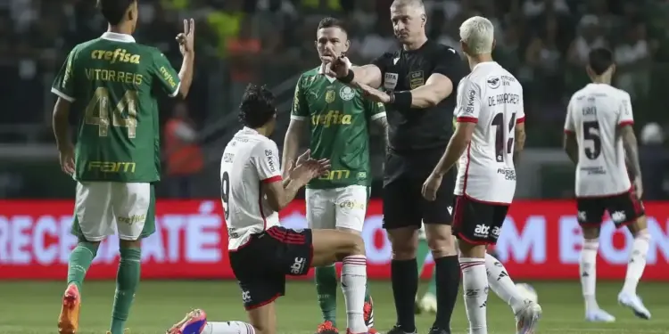 Em jogo tenso, Flamengo perde para Palmeiras, mas avança na Copa do Brasil