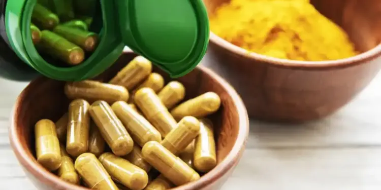 Suplementos com cúrcuma e chá verde podem causar riscos ao fígado; entenda