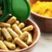 Suplementos com botânicos como a cúrcuma podem trazer danos ao fígado quando consumidos em excesso e sem prescrição médica