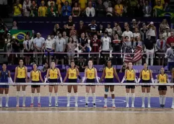 Seleção Brasileira antes de enfrentar os Estados Unidos pela semifinal do vôlei em Paris Crédito: Divulgação/COB