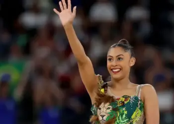 Bárbara Domingos disputa na final da ginástica rítmica individual nos Jogos Olímpicos de Paris 2024 Jamie Squire/Getty Images