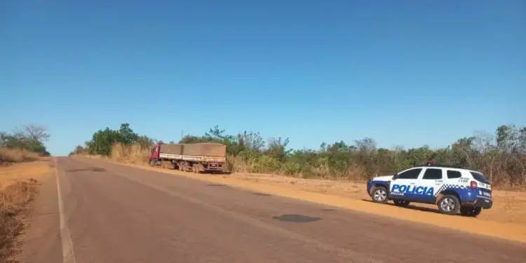 Criminosos sequestram caminhão, fazem motorista e mulher de reféns e roubam carga de soja