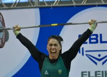 Amanda Schott disputa a final do levantamento de peso Reprodução/Instagram